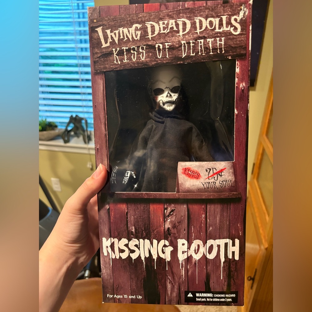 Living Dead Dolls Kiss of Death Kissing Booth NIB